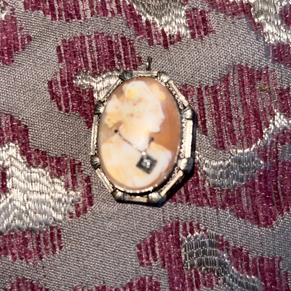 Pin real gold 14 Kilates , Cameo vintage end pendent 2 & 1